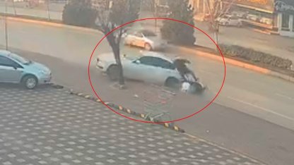 Otomobil önce motosiklete ardından da yol kenarındaki ağaca çarptı