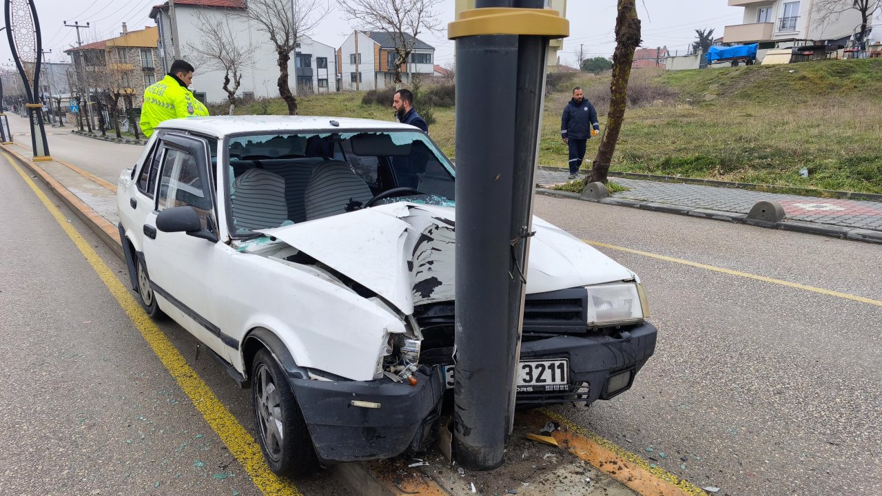Otomobil, refüjdeki beton çiçeklik ile aydınlatma direğine çarptı: 2 yaralı