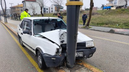 Otomobil, refüjdeki beton çiçeklik ile aydınlatma direğine çarptı: 2 yaralı