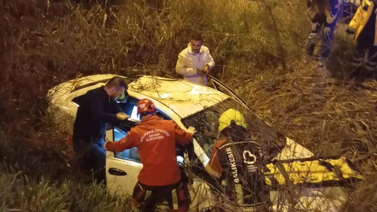 Otomobil, şarampole yuvarlandı; sıkışan 2 yaralıyı itfaiye kurtardı