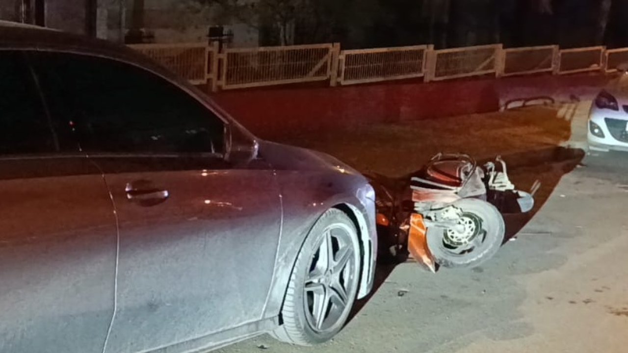 Park halindeki otomobile çarpan motosikletin, alkollü ve ehliyetsiz sürücüsü yaralandı