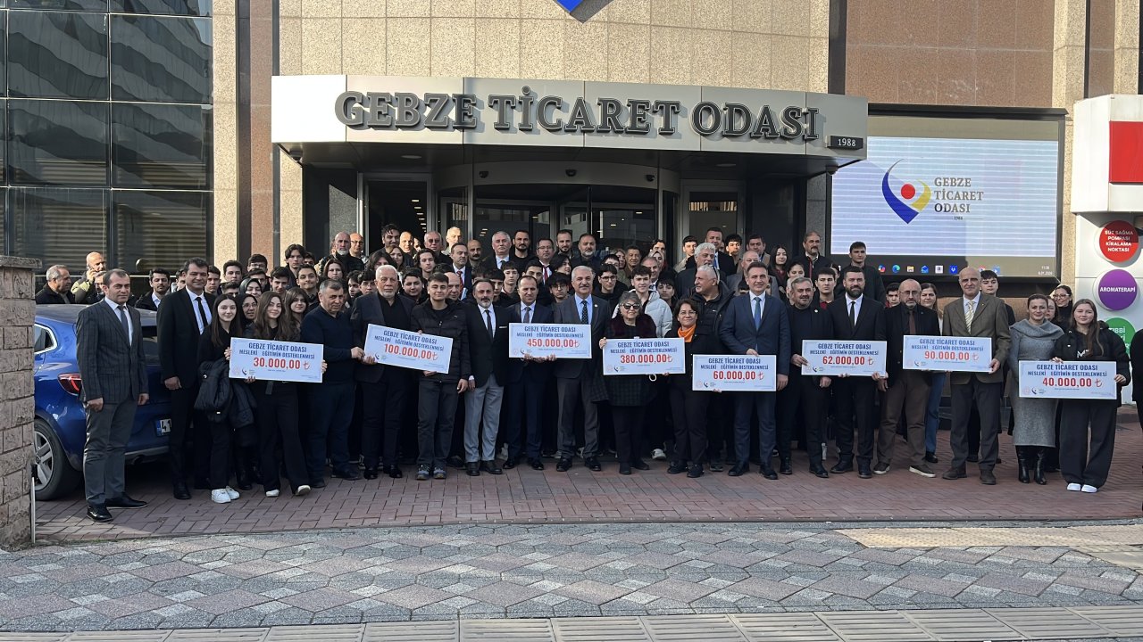 Proje yarışmasında dereceye giren meslek lisesi öğrencileri ödüllerini törenle aldı