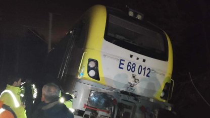 Raydan çıkan trenin lokomotifi, 13 saat sonra yerine oturtuldu, ulaşım normale döndü