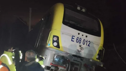 Raydan çıkan trenin lokomotifi, 13 saat sonra yerine oturtuldu, ulaşım normale döndü