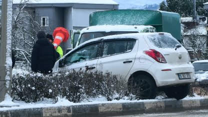 Refüje çıkan otomobilin sürücüsü yaralandı