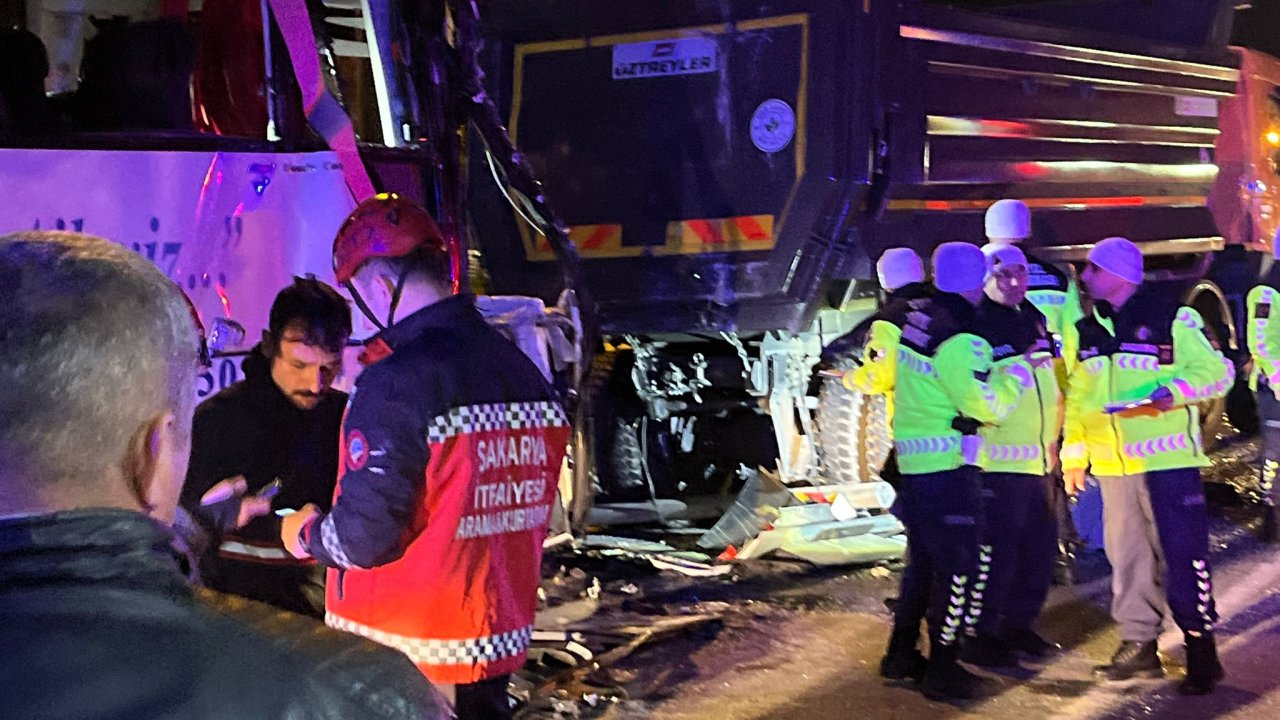 Sakarya'da 1'i yolcu otübüsü 4 aracın karıştığı zincirleme kaza: 1 ölü, 27 yaralı