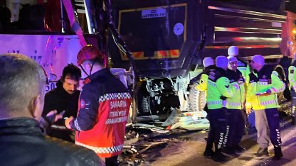 Sakarya'da 1'i yolcu otübüsü 4 aracın karıştığı zincirleme kaza: 1 ölü, 27 yaralı