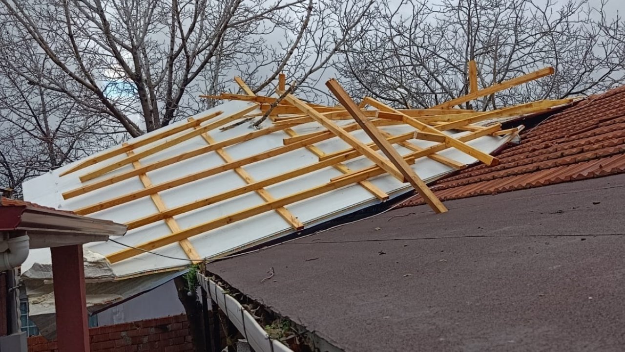 Saros Körfezi'nde kuvvetli lodos; işletmeler su altında kaldı