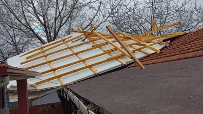 Saros Körfezi'nde kuvvetli lodos; işletmeler su altında kaldı