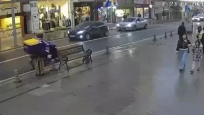 Seyir halindeki motosiklet alev aldı; o anlar kamerada