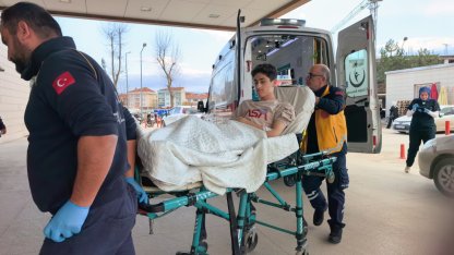 Sokakta futbol oynarken 'pas vermediği' için çıkan tartışmada bıçaklandı