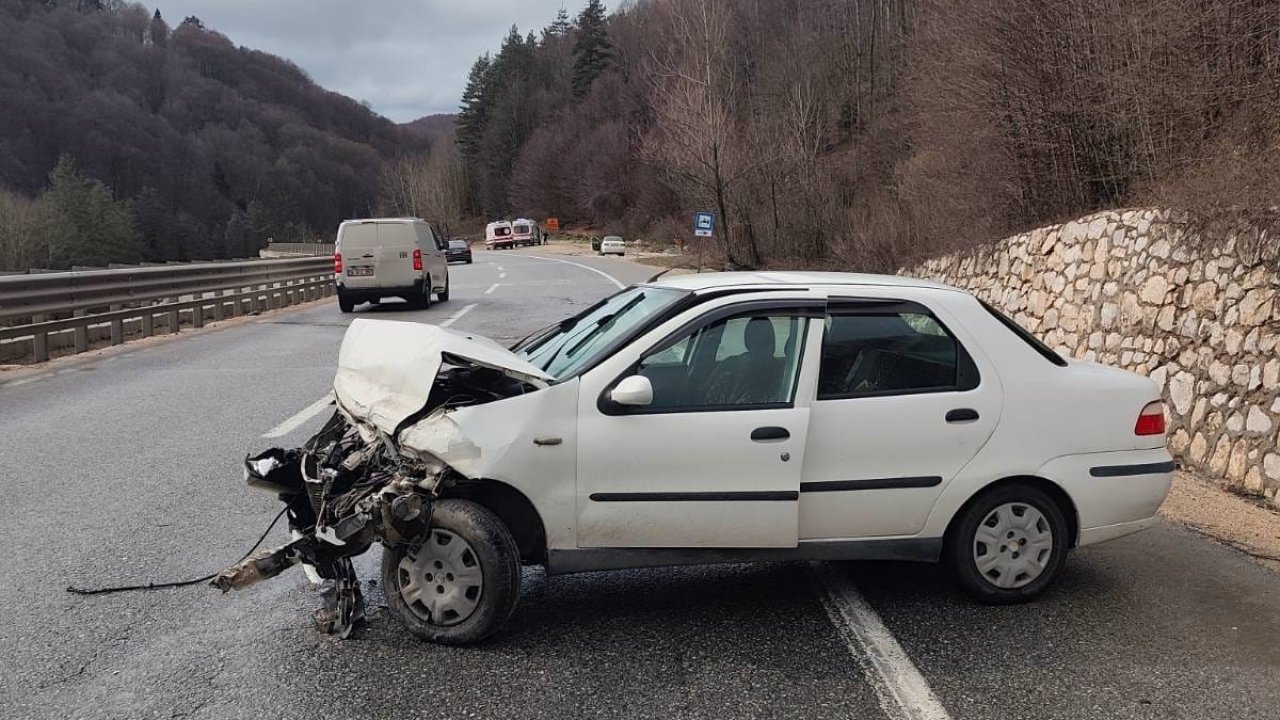 Sürücüsünün direksiyon hakimiyetini kaybettiği otomobil bariyerlere çarptı: 3 yaralı
