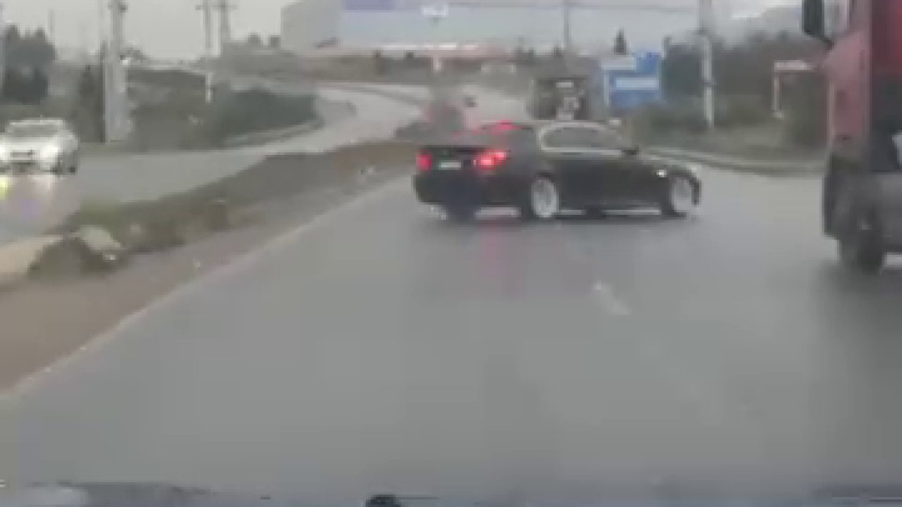 Sürücüsünün drift yaptığı otomobil takla attı; o anlar kamerada