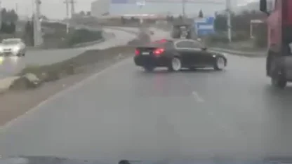 Sürücüsünün drift yaptığı otomobil takla attı; o anlar kamerada