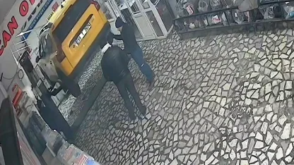 Taksinin araç asansöründen düştüğü anlar kamerada