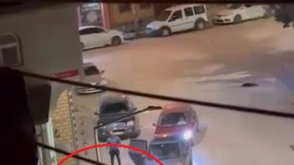 Tartıştığı ağabeyini sokak ortasında bıçakladı; o anlar kamerada