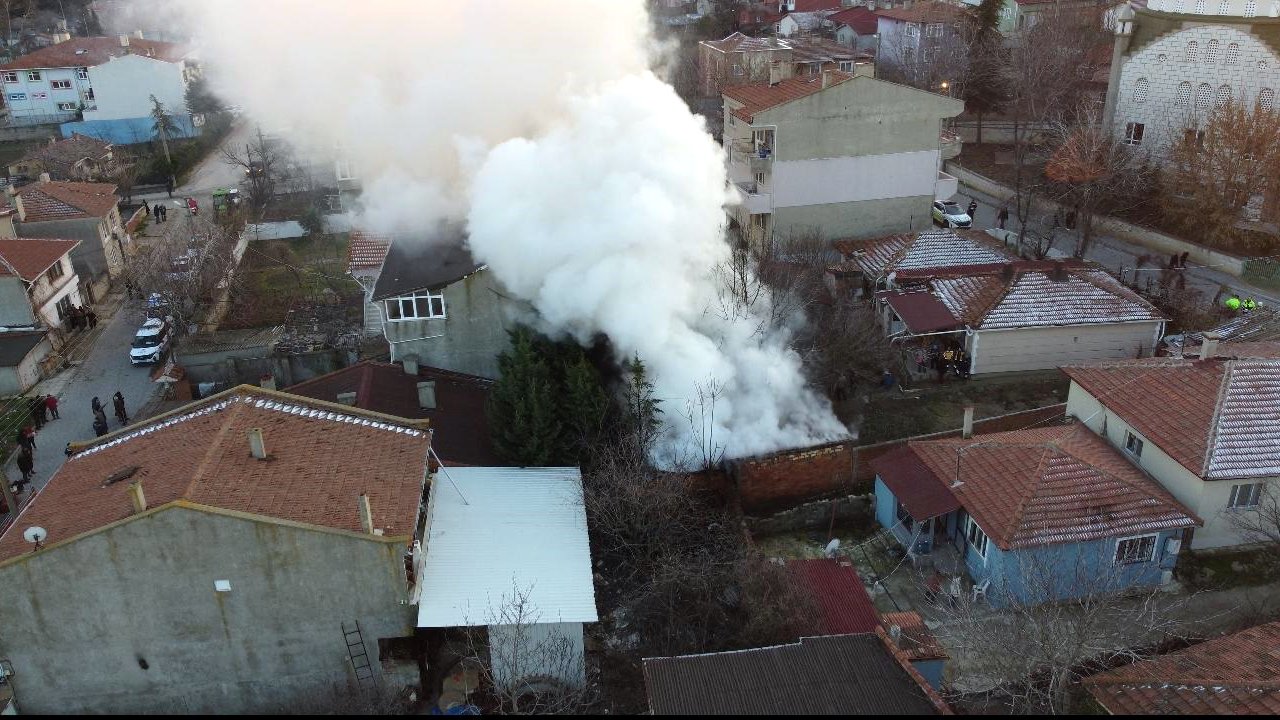 Tek katlı evin müştemilatı yandı