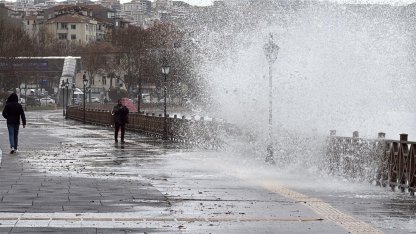 Tekirdağ'da fırtına; eğitim uçuşları iptal edildi, balıkçılar denize açılamadı