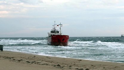 Tekirdağ'da fırtına; yük gemisi karaya oturdu