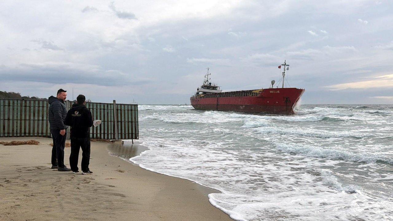 Tekirdağ'da karaya oturan kuru yük gemisinde inceleme yapıldı