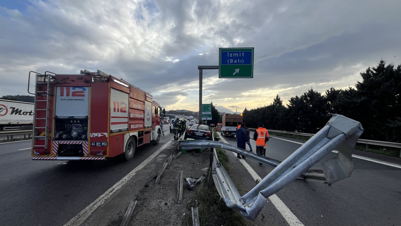 TEM’de bariyere çarpan otomobilin sürücüsü yaralandı