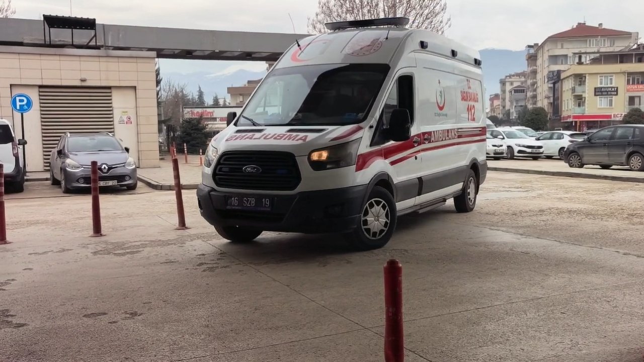 Temizlemeye çıktığı makinenin üzerinden düşen işçi ağır yaralandı