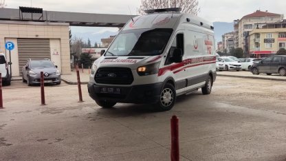 Temizlemeye çıktığı makinenin üzerinden düşen işçi ağır yaralandı