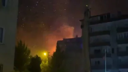 Terasta yakılan mangaldan savrulan kıvılcımlarla çatı katı yandı