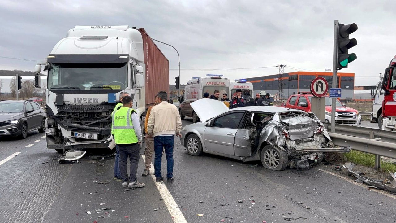 TIR, kırmızı ışıkta bekleyen otomobile çarptı; 3 yaralı