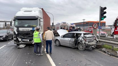 TIR, kırmızı ışıkta bekleyen otomobile çarptı; 3 yaralı