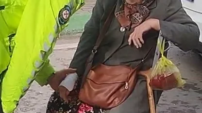 Trafik polisi, yaralanan kadına ilk müdahaleyi yapıp elini bir an olsun bırakmadı