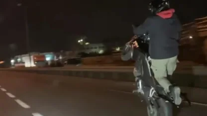 Trafikte tek teker üzerinde motosiklet kullandı; o anlar kamerada