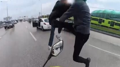 Trafikte tekme- yumruk kavga eden sürücülerin ehliyetlerine el konuldu