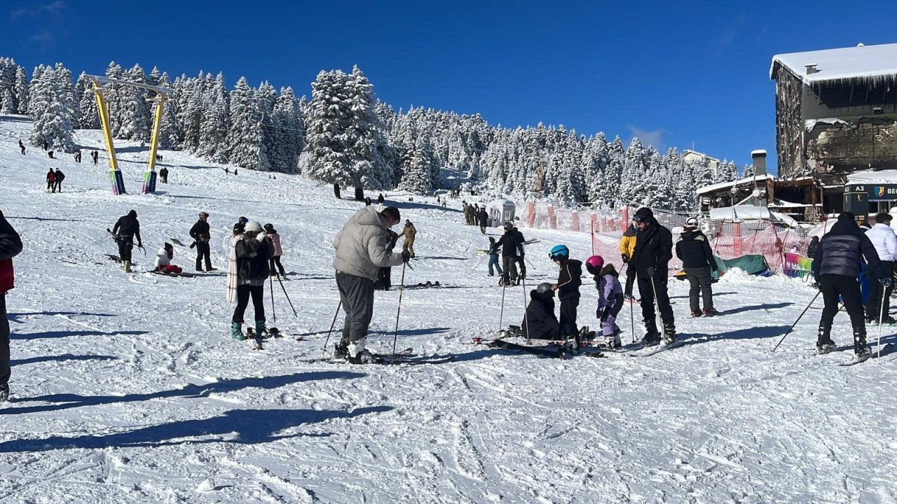 Uludağ'da kar kalınlığı 1 metreye yaklaştı, tatilciler pistlere akın etti