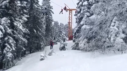 Uludağ'da telesiyejde mahsur kalan 51 kişi, 3 saat sonra kurtarıldı- Yeniden