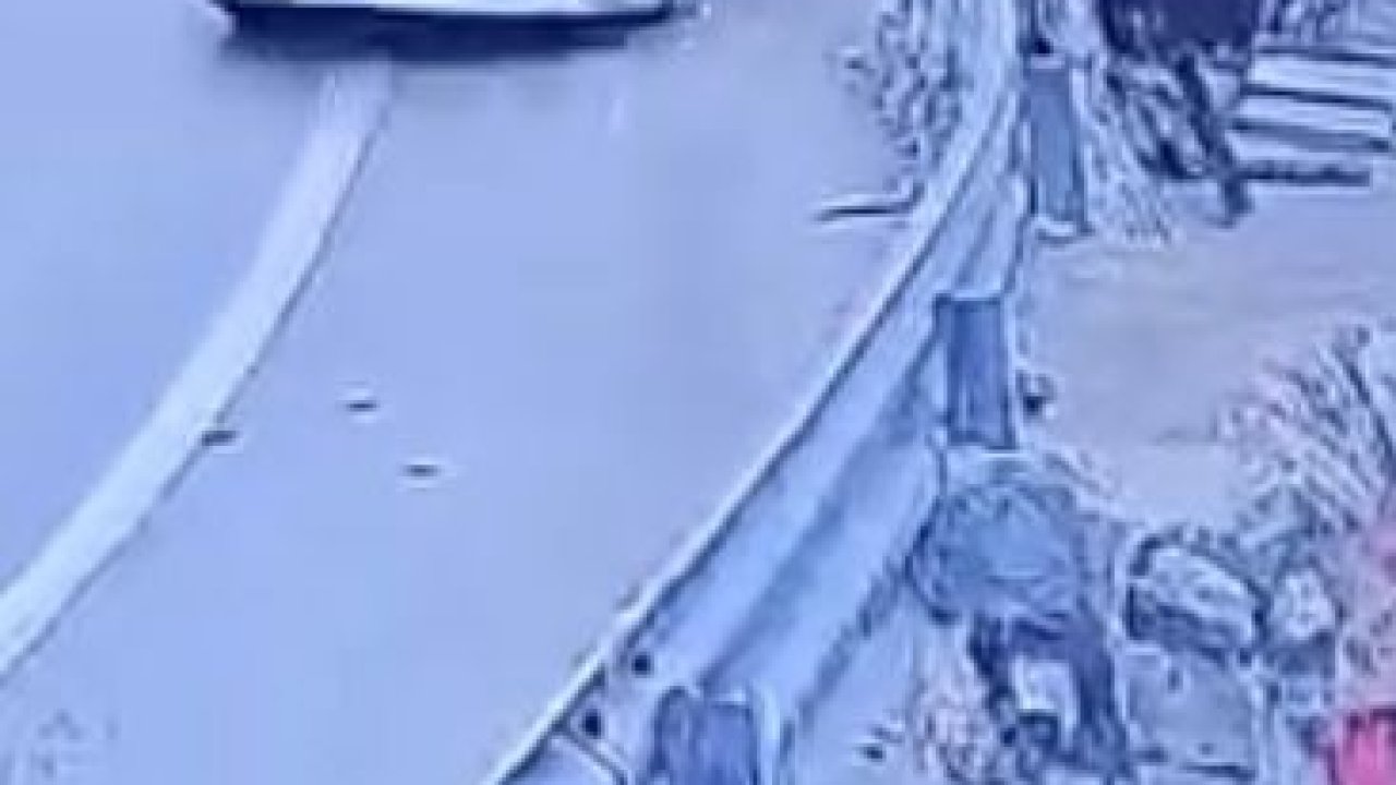 Virajlı yolda otomobilin bariyerlere çarptığı kaza kamerada