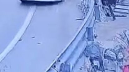 Virajlı yolda otomobilin bariyerlere çarptığı kaza kamerada