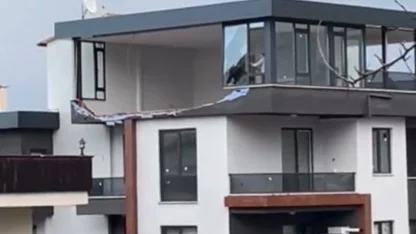 Yalova'da fırtına; çatılar uçtu, tersanede vinç devrildi