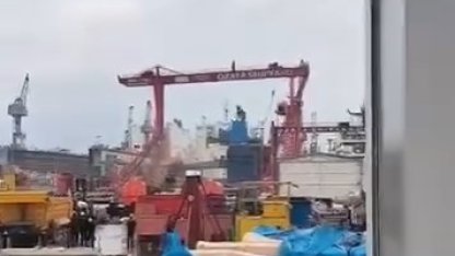 Yalova'da tersaneler bölgesinde vinç devrildi -1