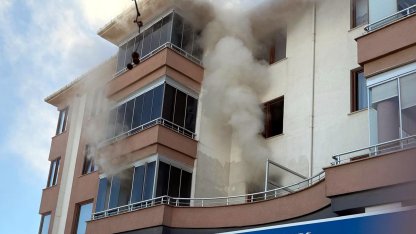 Yangın çıkan evde bıçakla öldürülmüş olarak bulundu