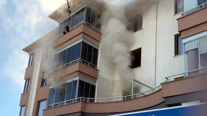 Yangın çıkan evde bıçakla öldürülmüş olarak bulundu