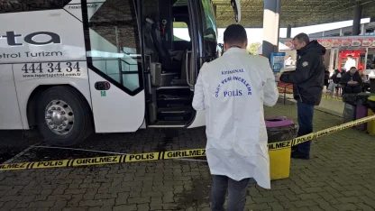 Yanlış vitese alınan otobüs, yedek şoför ile muavine çarptı; 1 ölü, 1 yaralı