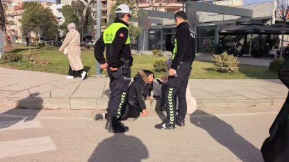 Yaya geçidinde otomobilin çarptığı 2 yaya yaralandı