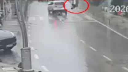 Yaya geçidinde otomobilin çarptığı kadın ağır yaralandı; kaza anı kamerada