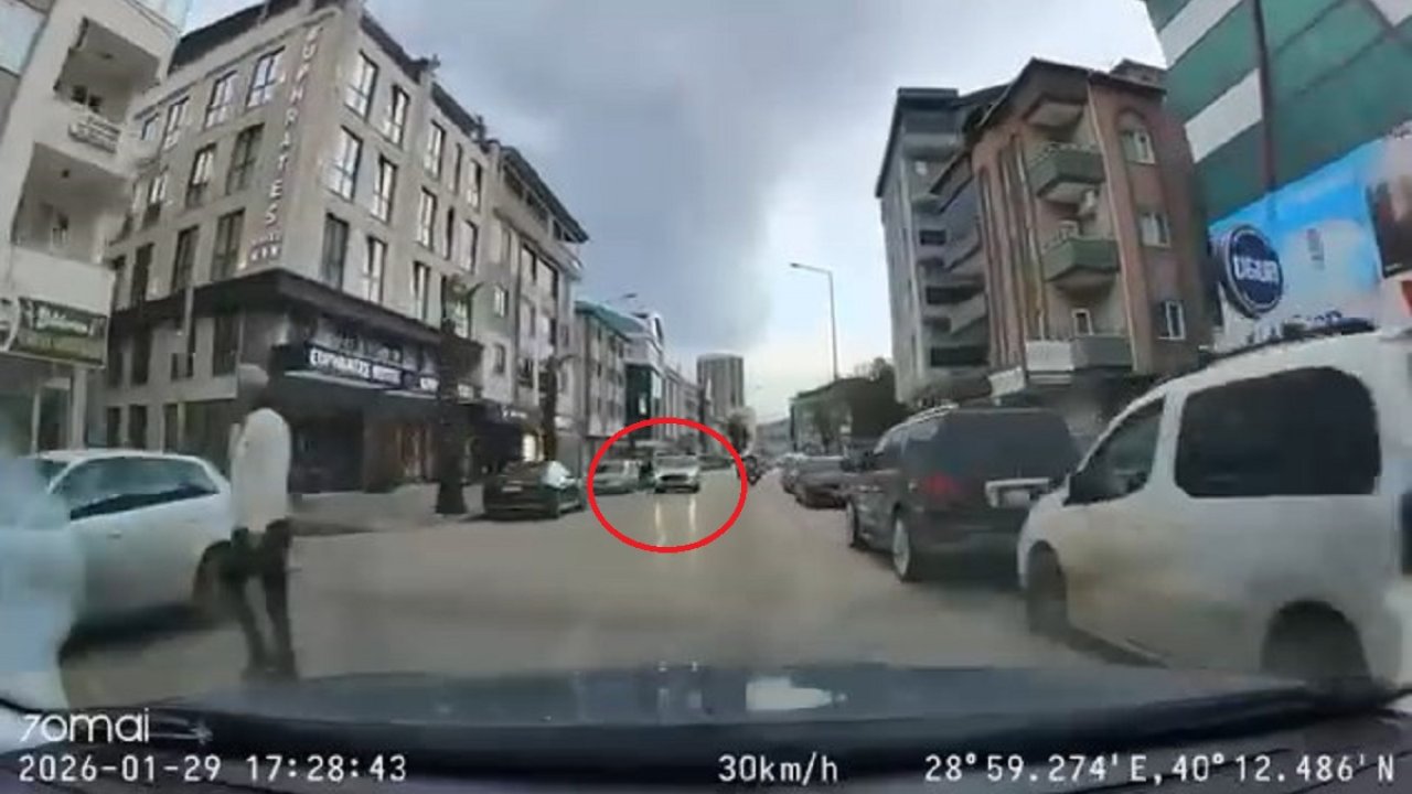 Yayanın hafif yaralandığı kaza, kamerada