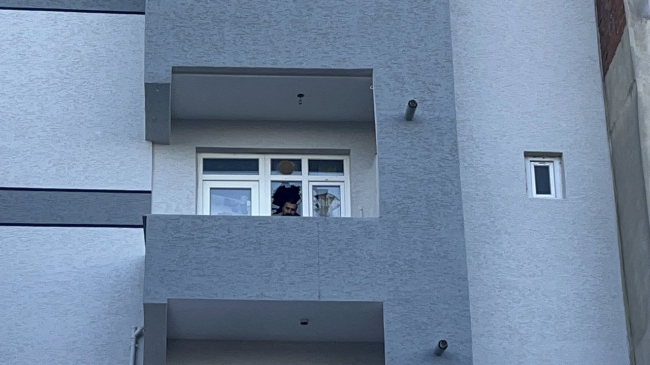 Yeğenini rehin alıp ablasını bıçakladıktan sonra kaçan şüpheli yakalandı