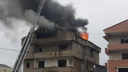 Yıkım işlemleri sırasında 4 katlı binanın çatısı yandı