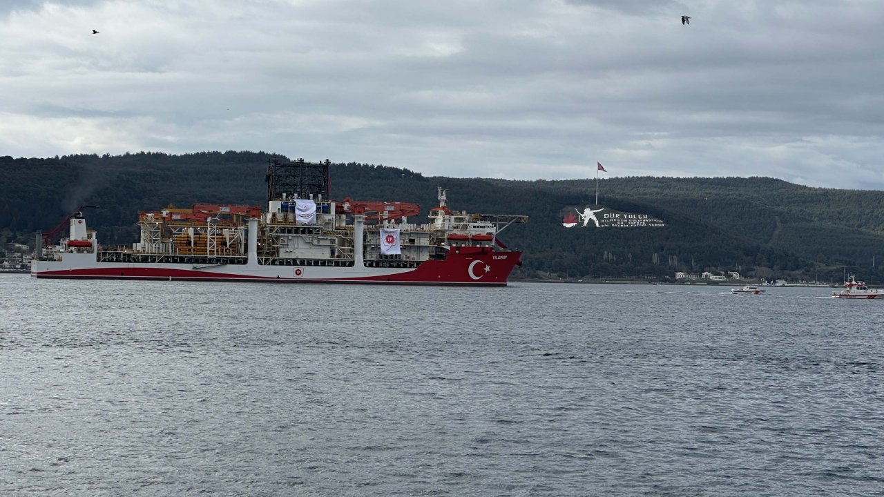 Yıldırım derin deniz sondaj gemisi, Çanakkale Boğazı’ndan geçti