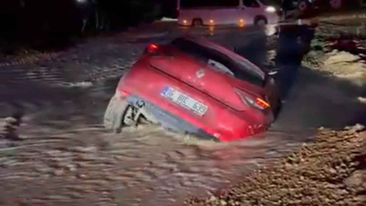 Yol çalışmasındaki çamura saplanan otomobilin sürücüsü son anda kurtuldu; o anlar kamerada