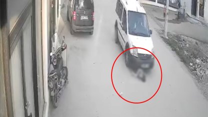 Yola fırlayan 2 yaşındaki çocuğa hafif ticari araç çarptı